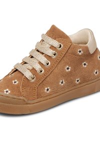 Zapatillas de ante marrón con bordado floral, cordones dorados y una suela de goma beige. Cuentan con un interior acolchado y un diseño de punta redonda.