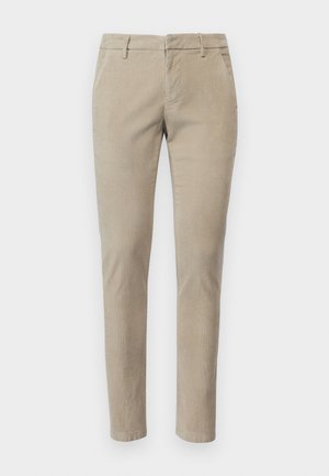 Pantaloni in corduroy beige con vestibilità slim, caratterizzati da una vita piatta, tasche laterali e una texture liscia. Design su misura con orlo pulito.