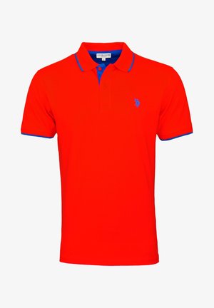 Rood poloshirt van katoen, met een blauwe kraag en mouwaccenten, een drieknopsbies en een klein geborduurd logo op de borst.