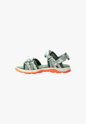 Grüne und graue Mehrriemen-Sandalen mit gemusterten Akzenten, gepolstertem Fußbett und orangefarbener Gummisohle. Verstellbare Riemen für eine optimale Passform.