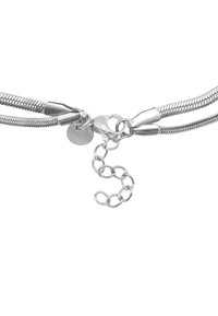Collana in metallo argentato con un design a spirale, dotata di un fermaglio e lunghezza della catena regolabile con anelli rotondi.