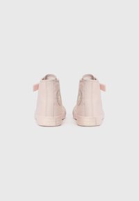Lyse rosa Converse høye sneakers med en glatt kanvasfinish, med en stjernelogo og en myk tekstiltunge.