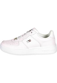 Białe i jasnoróżowe sneakersy z teksturowaną powierzchnią, sznurowanym designem oraz kontrastowym logo z boku. Jednolita gumowa podeszwa.