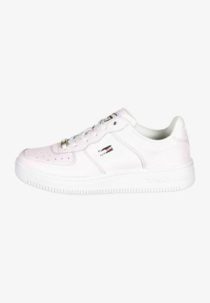 Hvid og lyserød sneakers med en struktureret overflade, snørebåndsdesign og kontrastbranding på siden. Solid gummisål.