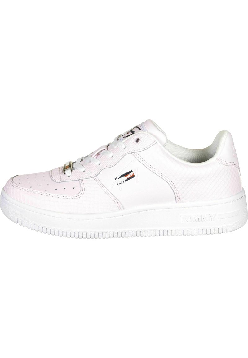 Białe i jasnoróżowe sneakersy z teksturowaną powierzchnią, sznurowanym designem oraz kontrastowym logo z boku. Jednolita gumowa podeszwa.