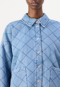 Noisy May NMCLARA QUILT JACKET - Jeansjakke - light blue denim