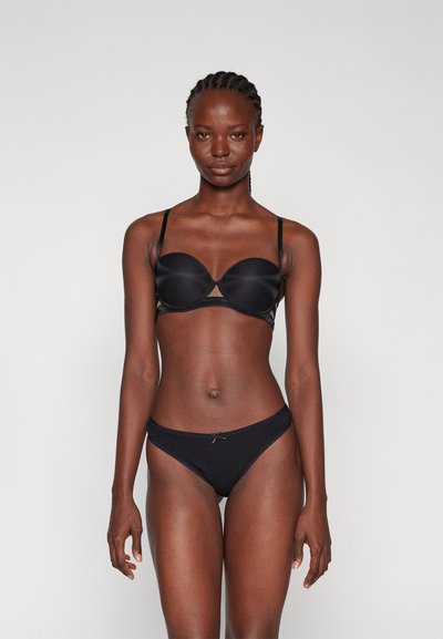 Set di bikini nero composto da un top balconette imbottito con dettagli in rete e spalline regolabili, abbinato a pantaloni bikini a vita bassa eleganti.