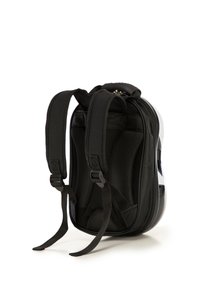 Mochila negra con correas de malla acolchadas, exterior suave y compartimentos con cremallera. Presenta un diseño ergonómico para brindar apoyo y comodidad.