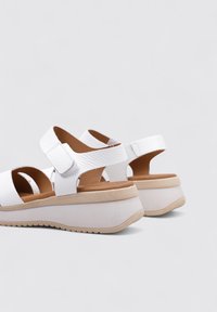 Sandra Fontán Sandalias con plataforma - white