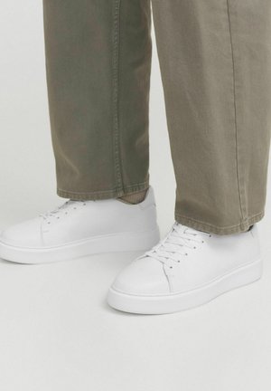 Sneakers - bright white
