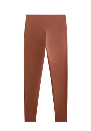 Smeđe sportske tajice s glatkom teksturom, visokim strukom i uskim dizajnom. Bez vidljivih uzoraka ili metalnih detalja.