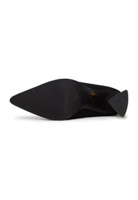 Zapato de tacón alto negro con puntera afilada, textura de ante suave y suela de goma. Presenta un tacón contorneado y estructurado para mayor estabilidad.