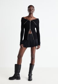 Weekday VANNA OFF SHOULDER ZIP CARDIGAN - Strickjacke - black