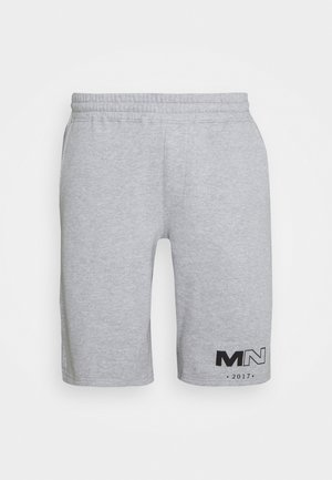 Hellgraue Baumwollshorts mit elastischem Bund und schwarzem "MN 2017"-Logo am unteren linken Bein, vor weißem Hintergrund präsentiert.