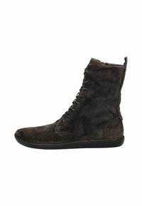 Stivale alto in suede marrone scuro con lace-up frontale, cerniera laterale e suola in gomma nera, mostrato in profilo destro su sfondo bianco.