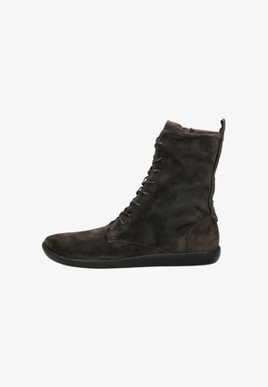 Stivale alto in suede marrone scuro con lace-up frontale, cerniera laterale e suola in gomma nera, mostrato in profilo destro su sfondo bianco.