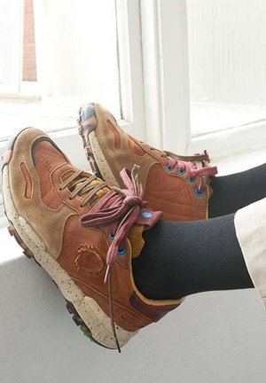 SATORISAN, CHACRONA - Zapatillas - caramel
