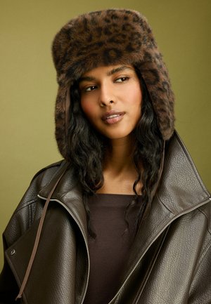 Stradivarius, REVERSIBLE AVIATOR HAT - Bonnet - brown