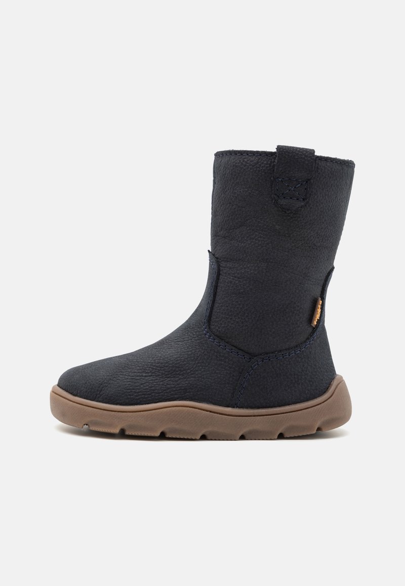 Mornarsko modra usnjena gležnarja z gladko teksturo, zanko za obuvanje in rjavim gumijastim podplatom s profilom. Šivani detajli v temno modri barvi.