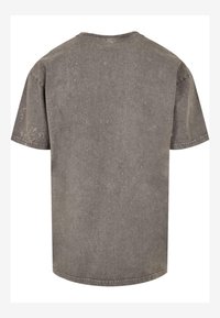 Grå T-shirt med kortærmer i blødt, struktureret stof. Har en rund halsudskæring og en afslappet pasform. Slidt finish giver et brugt udseende.