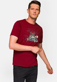 Czerwona bawełniana koszulka z krótkim rękawem, z okrągłym dekoltem, z graficznym nadrukiem klasycznego samochodu z deskami surfingowymi, palmami i detalami w stylu splash.