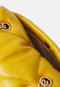 Pinko LOVE PUFF MINI - Soma ar siksnu pāri ķermenim - giallo cina/antique gold