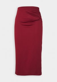 Jupe midi ajustée bordeaux en tissu stretch. Elle présente des fronces latérales pour ajouter de la texture et une silhouette élégante. Aucune fermeture visible.