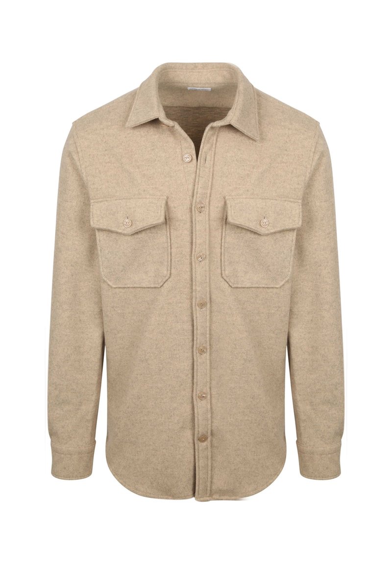 Beige, langslib veelknoopshirt gemaakt van zachte, gestructureerde stof. Voorzien van twee borstzakken en een klassiek kraagontwerp.