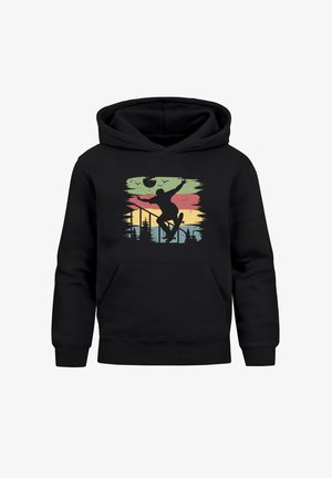 Schwarzer Hoodie mit einer Fronttasche, versehen mit einer bunten Grafik eines Skateboarders vor einem Farbverlauf-Sonnenuntergangshintergrund mit strukturierten Akzenten.