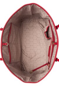 Červená taška přes rameno s hladkým povrchem, která má prostorný interiér podšitý béžovou látkou a jemnými vzorovanými detaily. Obsahuje zip a kapsy.