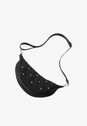 Musta puolikuun muotoinen olkalaukku, jossa hopeanvärisiä niittejä ja säädettävä hihna metallilukoilla valkoisella taustalla.