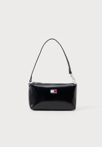Sac à bandoulière rectangulaire noir avec une courte sangle et le logo Tommy Jeans en rouge, blanc et bleu au centre avant.