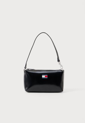 Sac à bandoulière rectangulaire noir avec une courte sangle et le logo Tommy Jeans en rouge, blanc et bleu au centre avant.