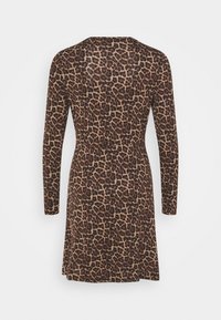 Robe à manches longues avec un imprimé léopard dans des tons de brun et de noir, réalisée en tissu doux et texturé avec une taille ajustée.