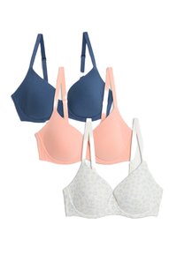 Tres sujetadores apilados: uno azul oscuro, uno rosa suave y uno blanco con un patrón floral azul. Cada uno tiene tirantes ajustables.