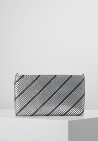 Stříbrná metalická kabelka s uzávěrem, s designem vzorované síťoviny, obsahující diagonální černé pruhy a hladký obdélníkový tvar.