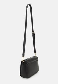 Borsa a spalla in pelle nera, con una forma strutturata, tracolla regolabile e dettagli in hardware dorato. Presenta un pannello superiore trapuntato e una parte anteriore piatta.