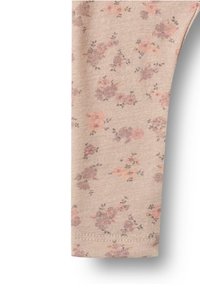 Jasnoróżowe legginsy wykonane z miękkiego materiału, zdobione kwiatowym wzorem z małymi, stonowanymi kwiatami w odcieniach brzoskwini i lawendy.