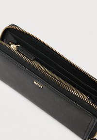 Portofel negru din piele cu fermoar auriu și logo BOSS, ce prezintă mai multe sloturi pentru carduri și un compartiment central cu fermoar.