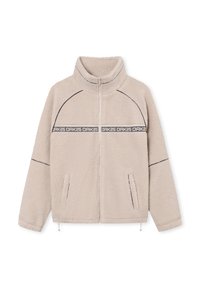 Giacca in pile beige con colletto alto, chiusura con zip, tasche laterali e cuciture nere a contrasto. Presenta una banda con logo sul petto.