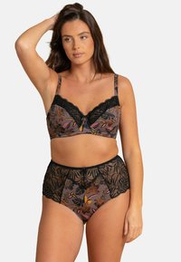 Bralette noir avec dentelle et culottes taille haute ornées d'un motif floral dans des tons d'orange, de rose et de vert sur fond gris foncé.