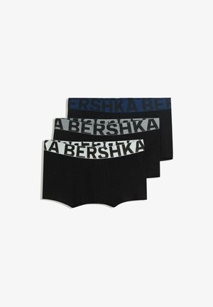 Három pár fekete férfi boxeralsó, szürke és tengerészkék elasztikus derékpánttal, amelyeken vastag betűkkel szerepel a "BERSHKA" logó.