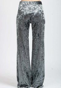 Pantaloni a gamba larga in velluto grigio con una texture liscia e lucida e una cintura morbida. Il tessuto presenta un motivo discreto e un design fluido.