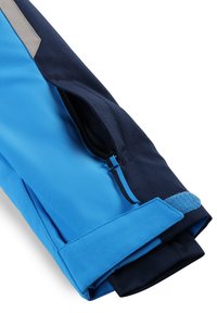 Blauer und marineblauer Jackenärmel mit Reißverschlusstasche, strukturierter Stoff, verstellbarer Manschette mit Klettverschluss und verstärktem Nahtdetail.