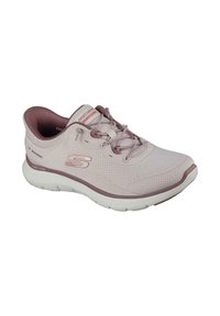 Zapatilla deportiva de color rosa claro con parte superior de malla texturizada, acentos en burdeos contrastantes, suela blanca flexible y sistema de cordones. Presenta el logo de Skechers.