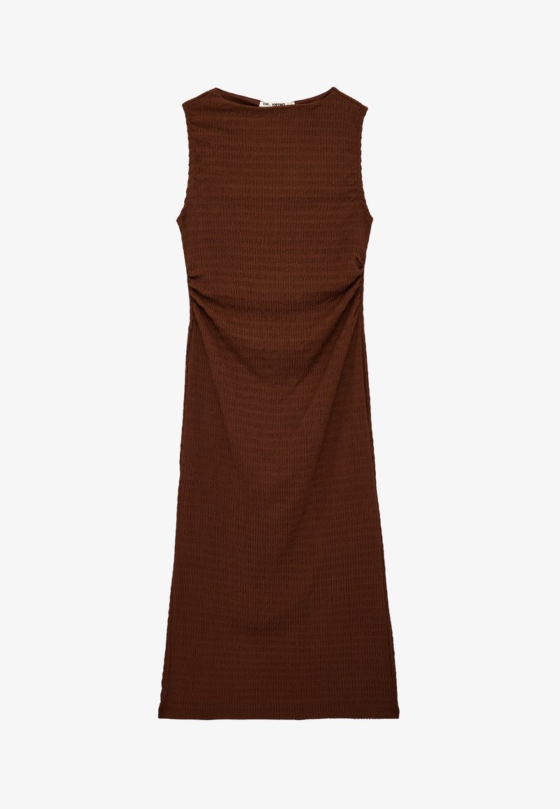 Ärmelloses, knielanges braunes Kleid mit strukturierter Oberfläche, Rundhalsausschnitt und dezenten seitlichen Raffungen an der Taille.