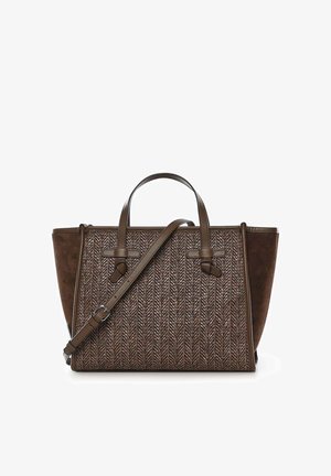 Sac à main en cuir marron avec un motif tissé texturé sur le devant, côtés en daim lisse, doubles poignées supérieures, et bandoulière ajustable pour le porter en travers.