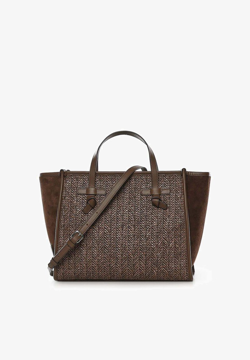 Bolso de mano de cuero marrón con patrón tejido texturizado en la parte delantera, laterales de gamuza lisa, doble asa superior y correa ajustable para llevar cruzado.