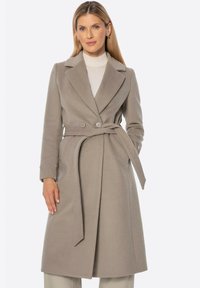Beige kabát z vlněné směsi s dvojím zapínáním, širokými klopami, páskem a zapínacími manžetami, s hladkou texturou a délkou ke kolenům.