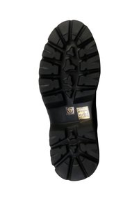 Semelle de bottes en caoutchouc noir avec des crampons profonds et des motifs adhérents ; présente des accents stylisés et un logo près du centre.